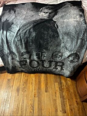Divergent FOUR throw blanket w Tobias Eaton